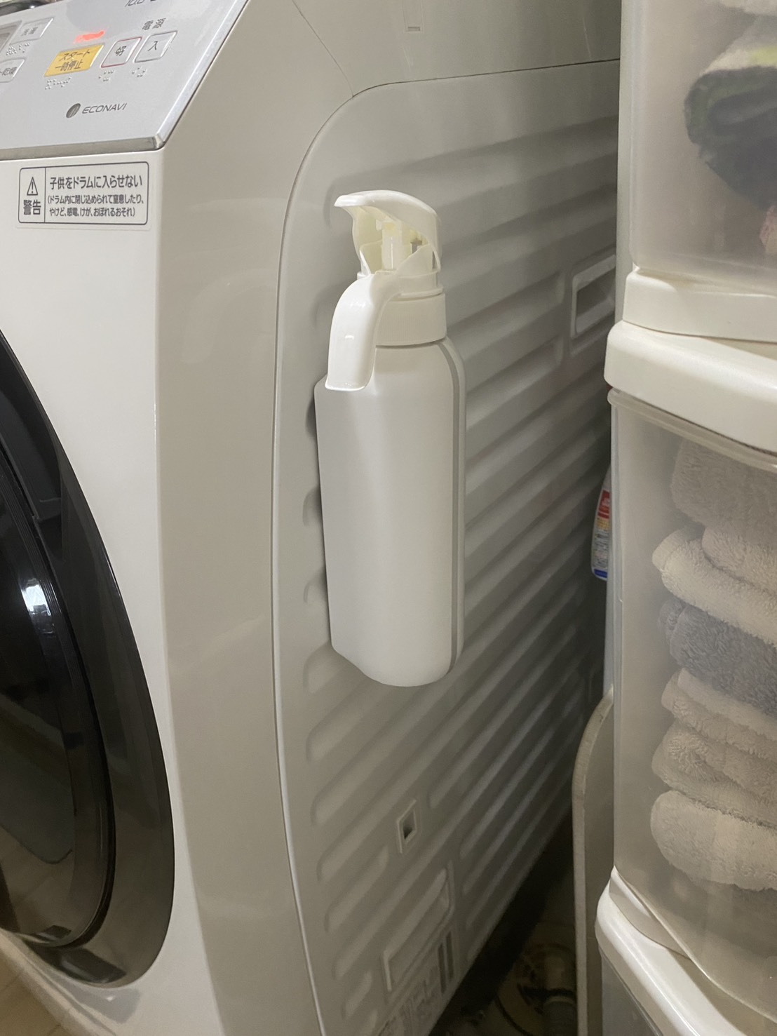 洗濯機の側面に取り付けて使っているリッチェルのマグネット液体洗剤ボトル