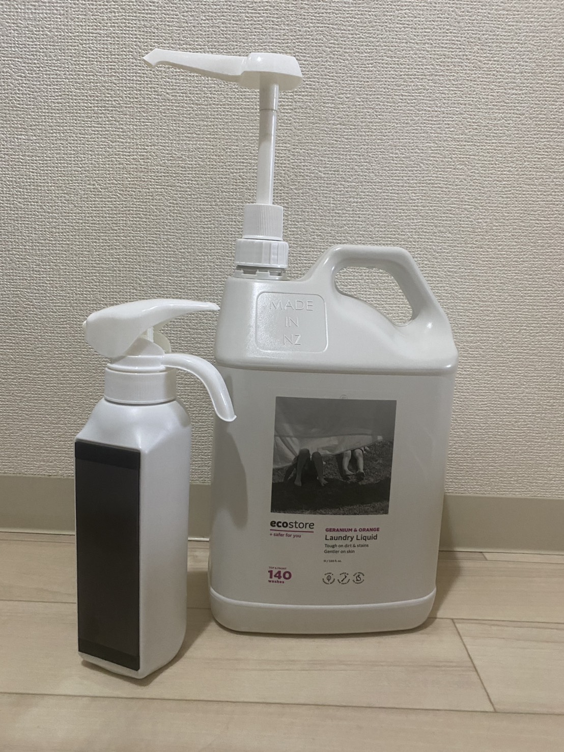 わが家で使っているエコストアの5L容器と専用ポンプ、詰め替えボトル